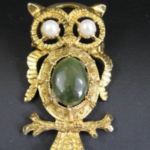 VTG Owl brooch 60s 70s antiqued gold green cabochon pearl eyes